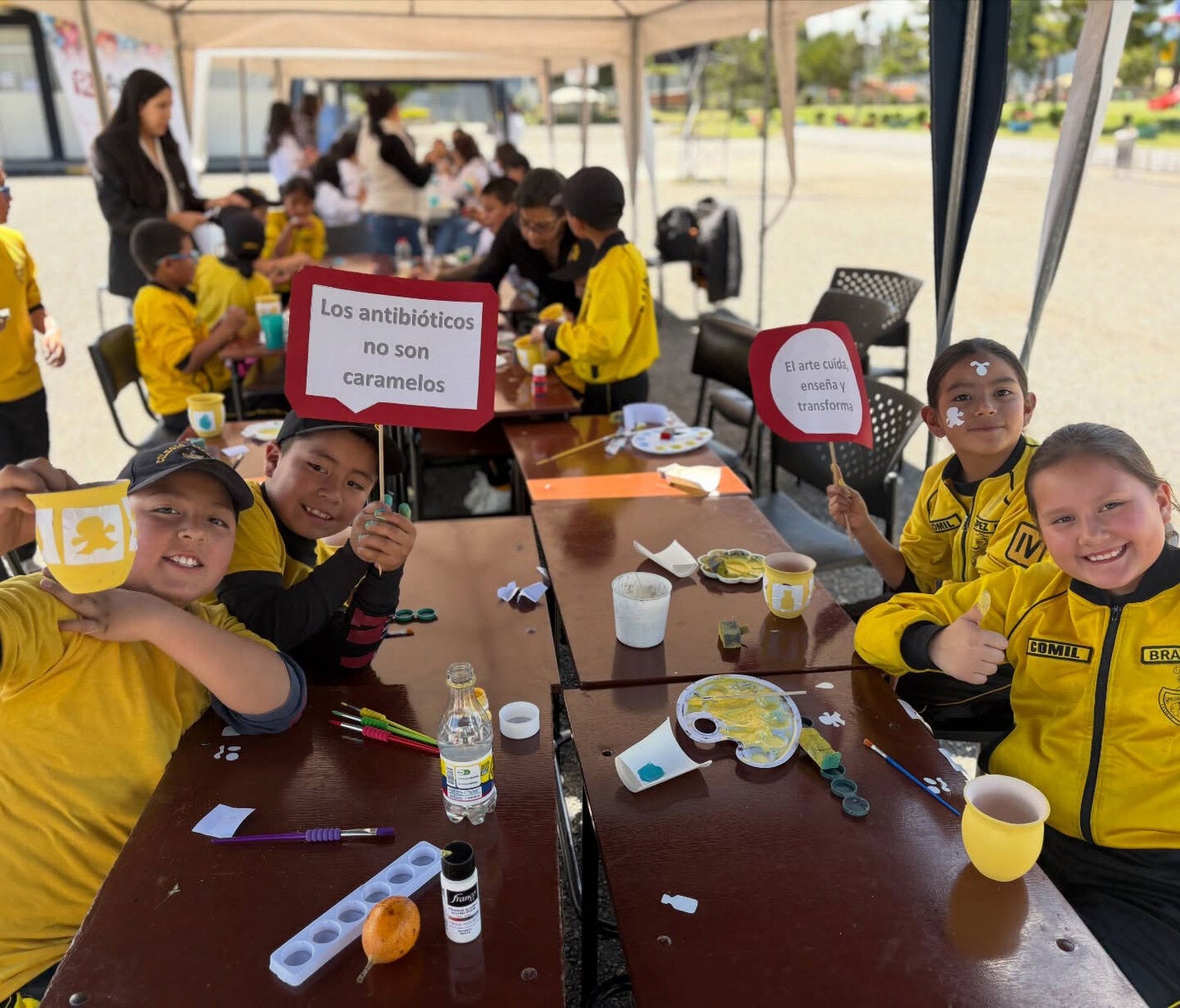 Niñas, niños y familias de Ecuador y Colombia