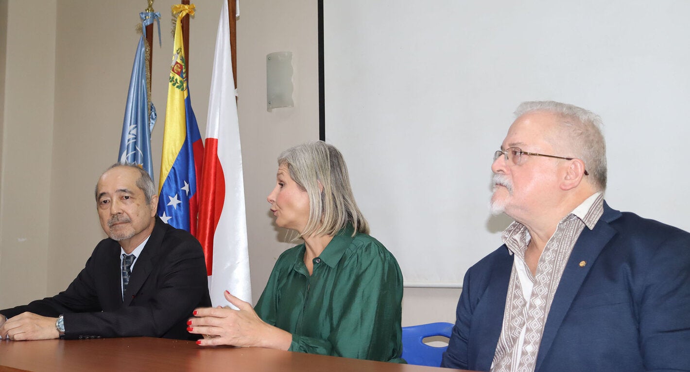 El embajador de Japón en Venezuela, Yasushi Sato, la vicerrectora académica de la UCV Fátima Garcés y el representante de la OPS en Venezuela, Armando De Negri Filho