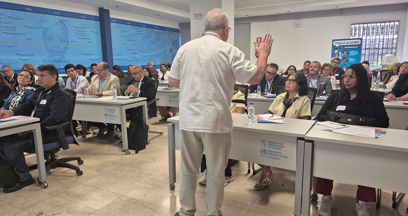 El representante de la OPS en Venezuela, Armando de Negri Filho, abre el debate en café de trabajo con actores en salud