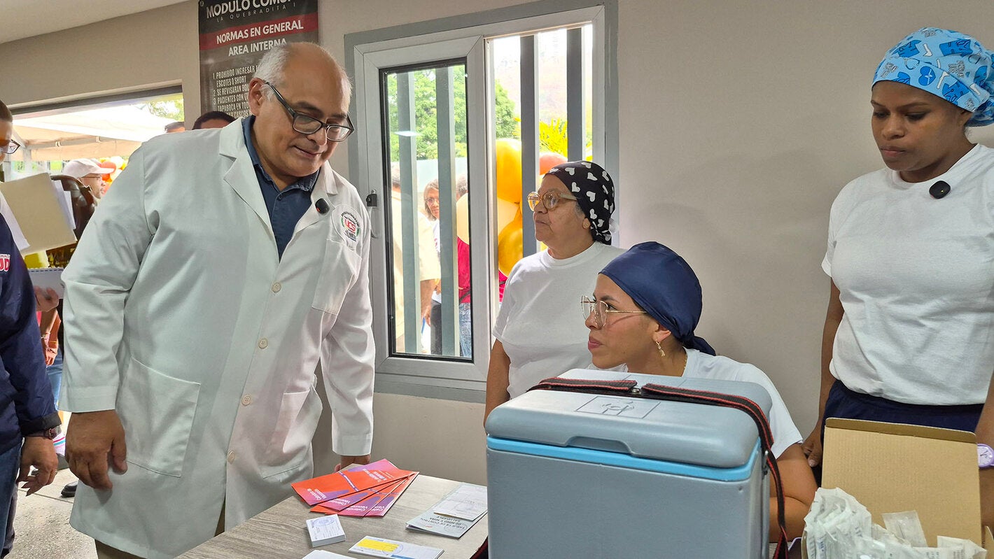 El ministro Carlos Alvarado en recorrido por puesto de vacunación en La Quebradita en el lanzamiento de la Semana de Vacunación 2026