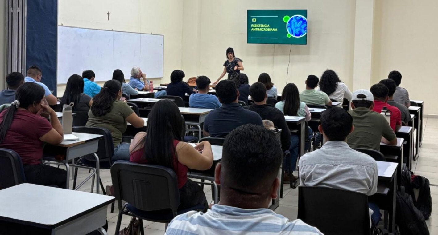 Docentes de El Salvador promueven la concientización sobre la resistencia antimicrobiana