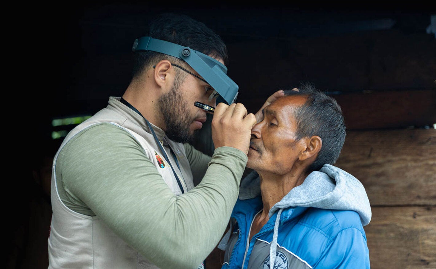 Profissional de saúde examina os olhos do paciente