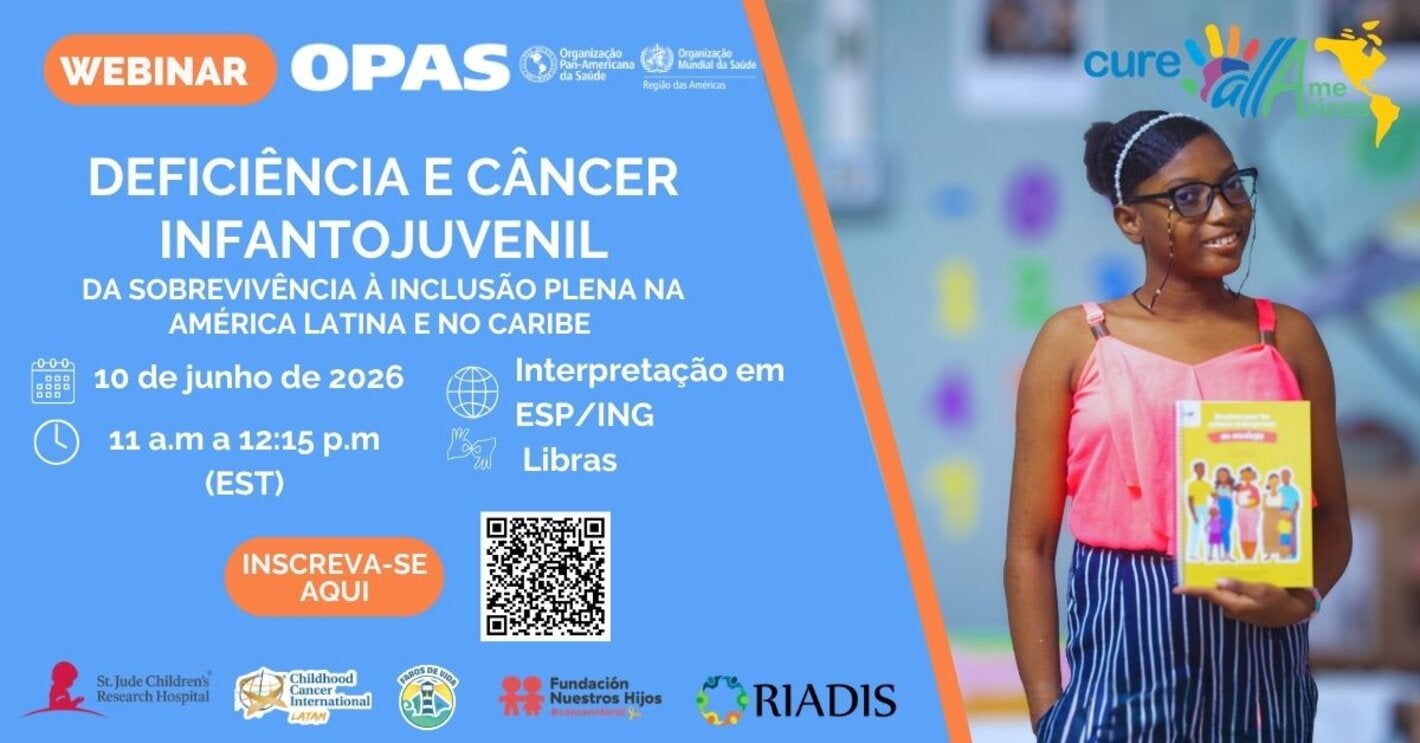 Cartaz de webinar da OPAS sobre deficiência e câncer infantojuvenil, com data, horário, idiomas disponíveis e QR code para inscrição. À direita, uma pessoa segura um folheto ilustrado.