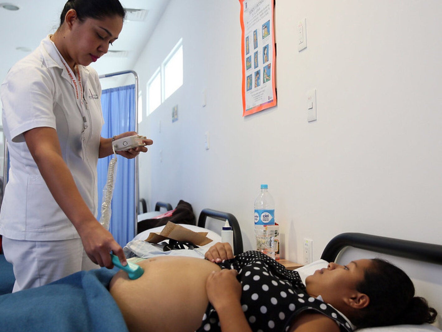 nurse scan pregnant woman