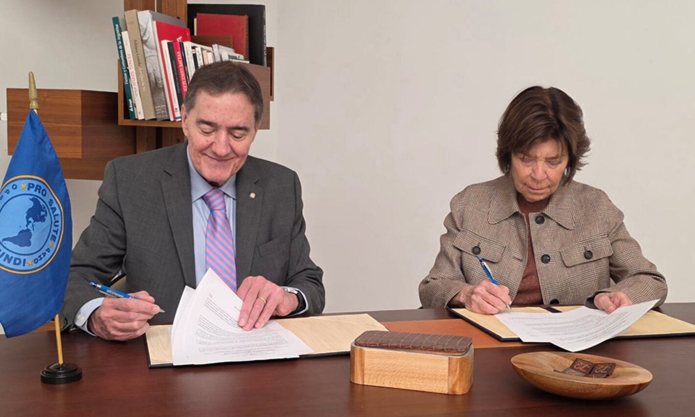 firmando el acuerdo