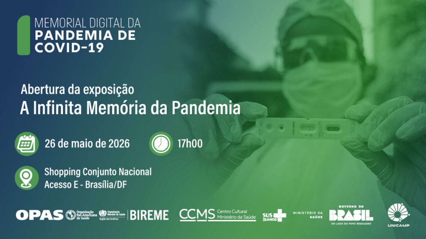 Banner verde do Memorial Digital da Pandemia da COVID-19 divulga a abertura da exposição itinerante “A Infinita Memória da Pandemia”, em 26 de maio de 2026, às 17h, no Shopping Conjunto Nacional, em Brasília, com fotografia de Erbs Junior que mostra um profissional de saúde segurando teste rápido de COVID-19. 