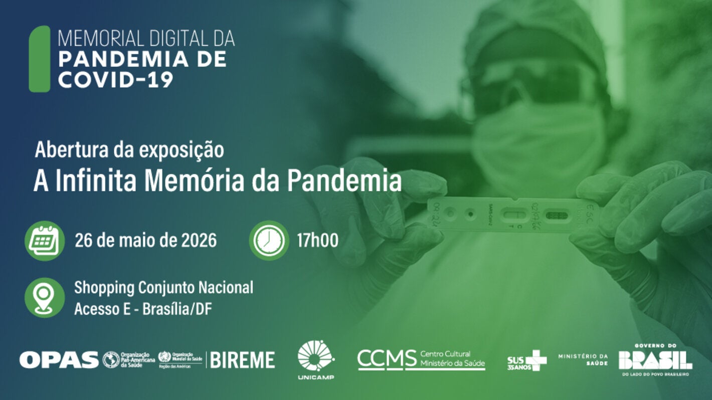 Banner verde do Memorial Digital da Pandemia da COVID-19 divulga a abertura da exposição itinerante “A Infinita Memória da Pandemia”, em 26 de maio de 2026, às 17h, no Shopping Conjunto Nacional, em Brasília, com fotografia de Erbs Junior que mostra um profissional de saúde segurando teste rápido de COVID-19. 