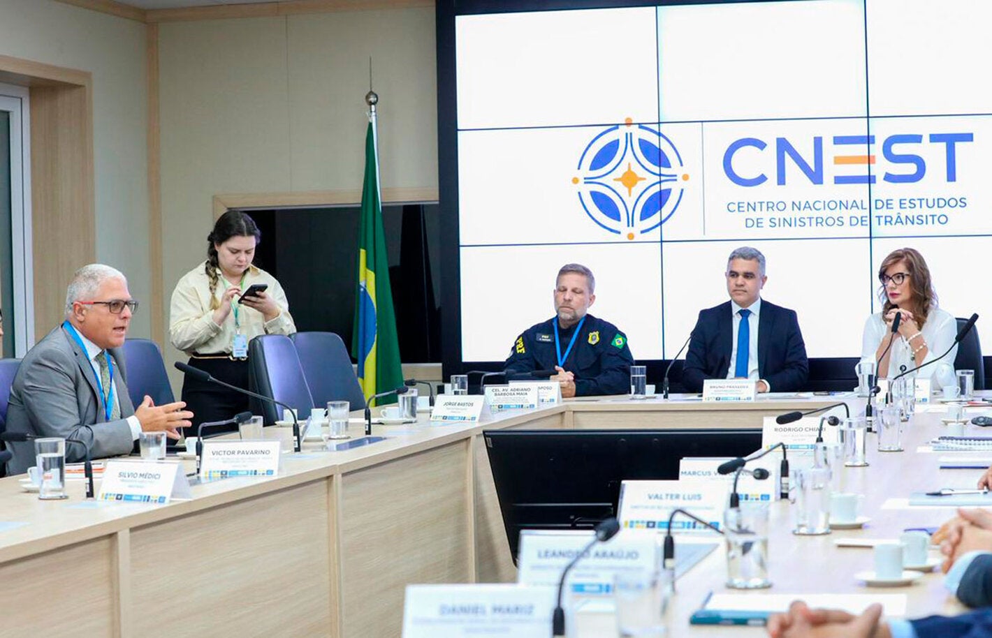 Mesa de abertura do lançamento do Cnest