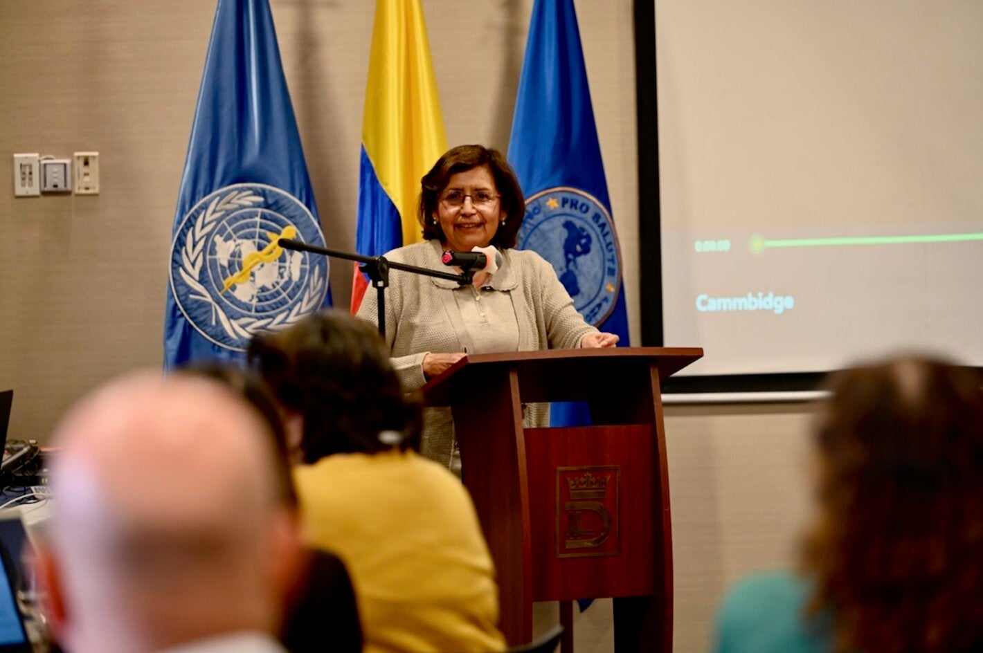 mujer dando un discurso ante publico