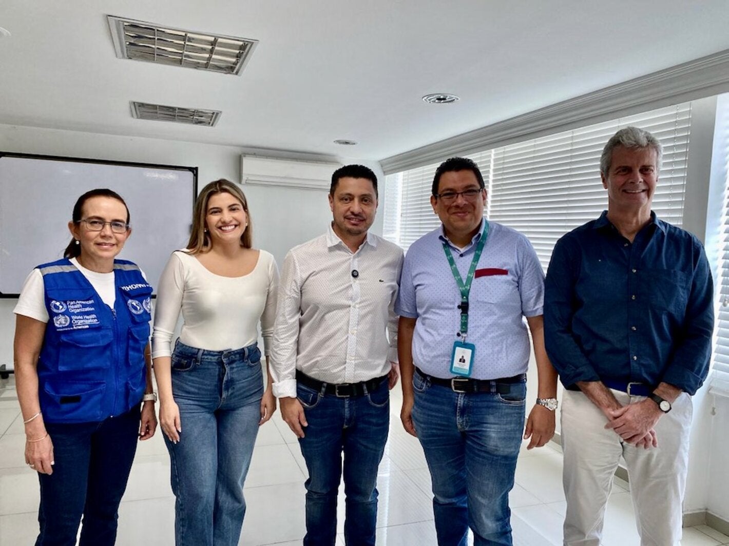 cuatro personas posando frente a la camara