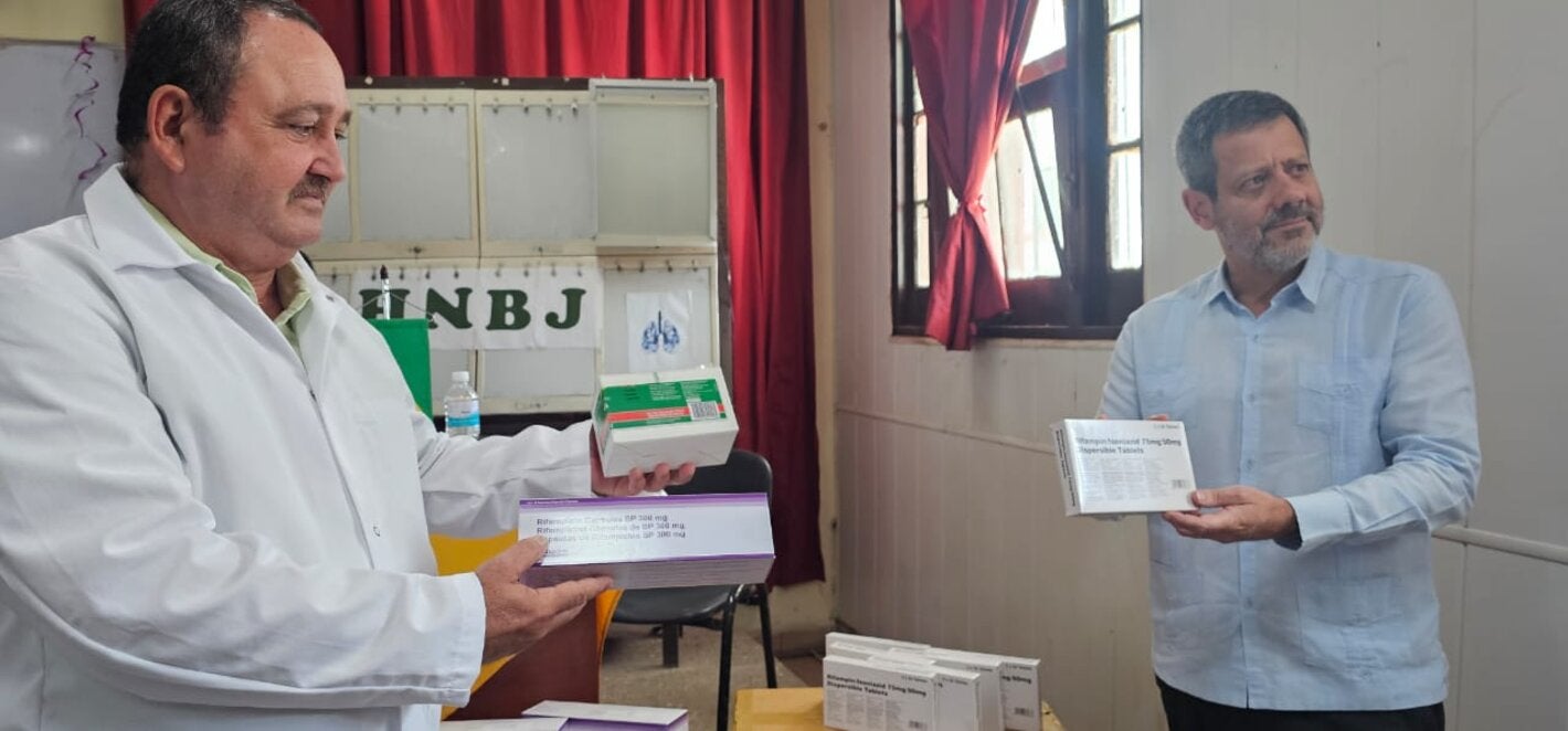 Donación de medicamentos antituberculosos de Brasil en el Hospital Neumológico Benéfico Jurídico