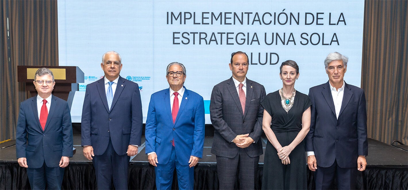 Fotgrafía de autoridades participantes en la reunión para consolidad la estrategia Una Sola Salud