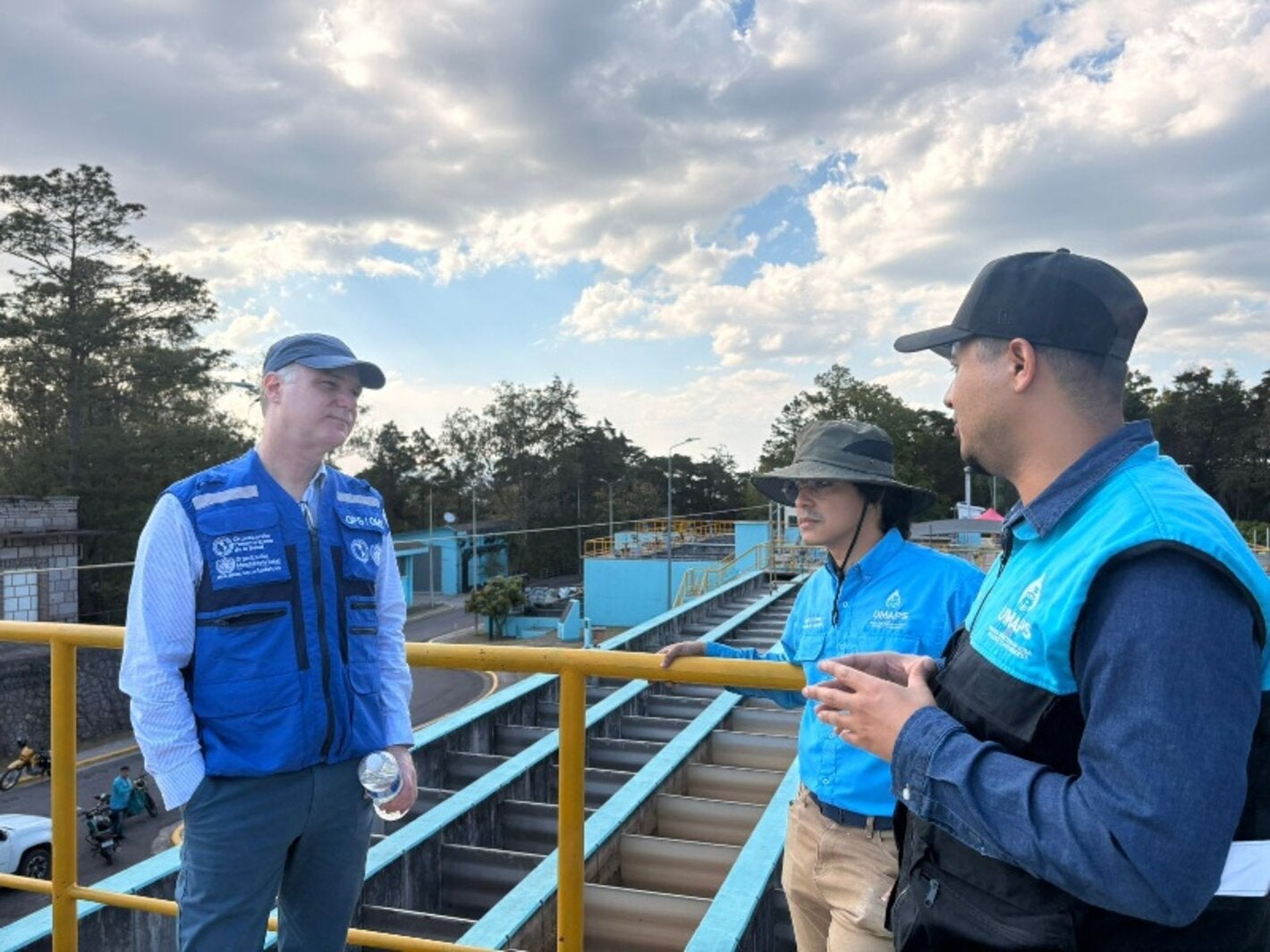 Dr. Buss visita planta potalizadora de agua en Honduras