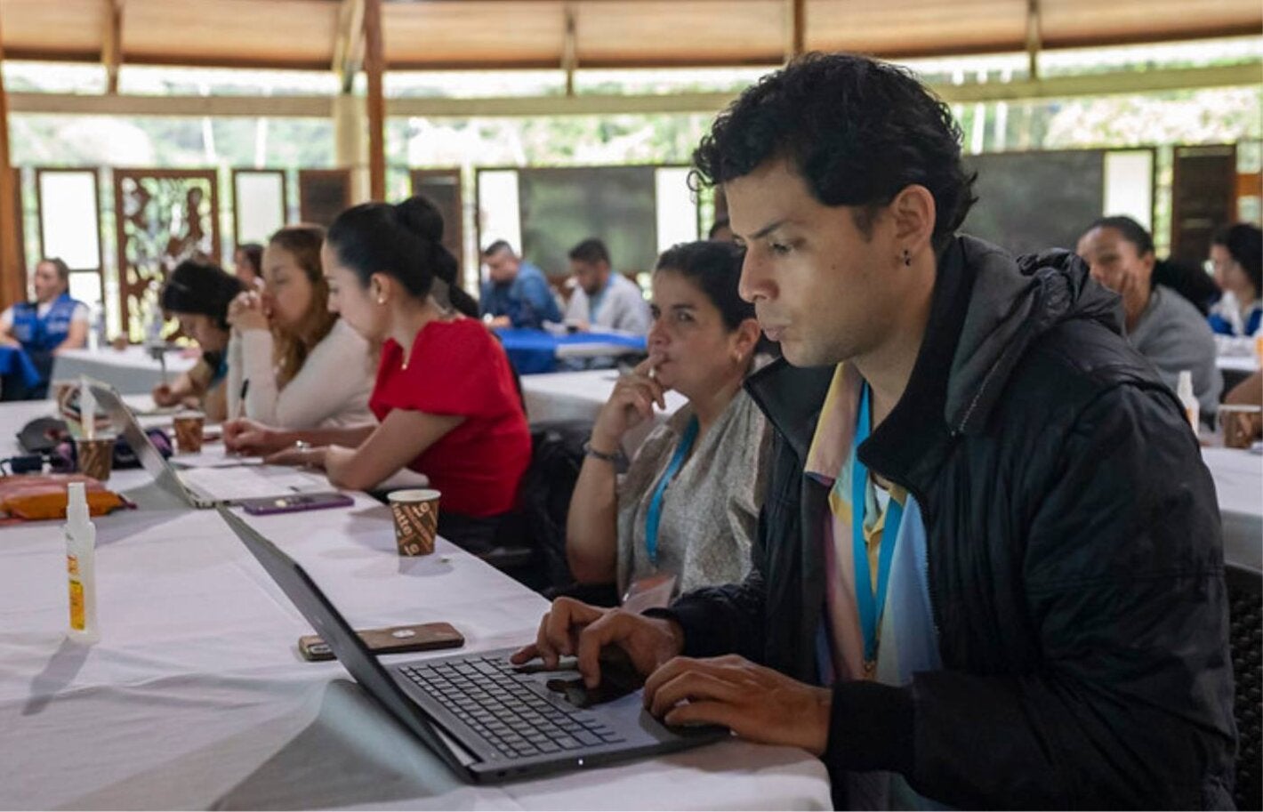 hombre usando computadora
