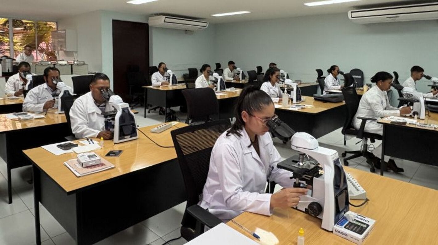 Microscopistas del Ministerio de Salud actualizan conocimientos en diagnóstico y control de calidad de la malaria