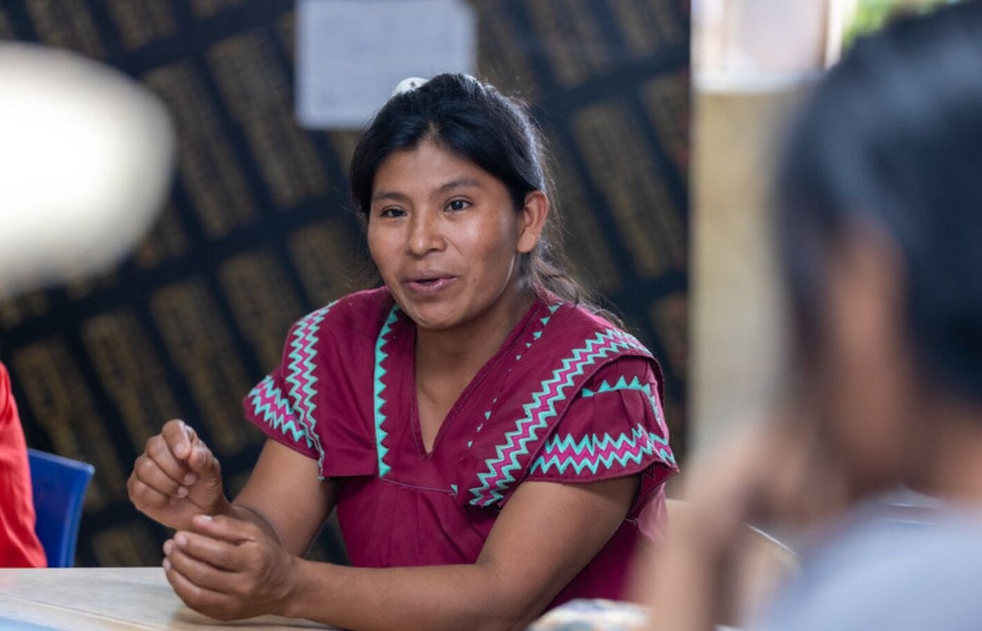 mujer sentada conversando