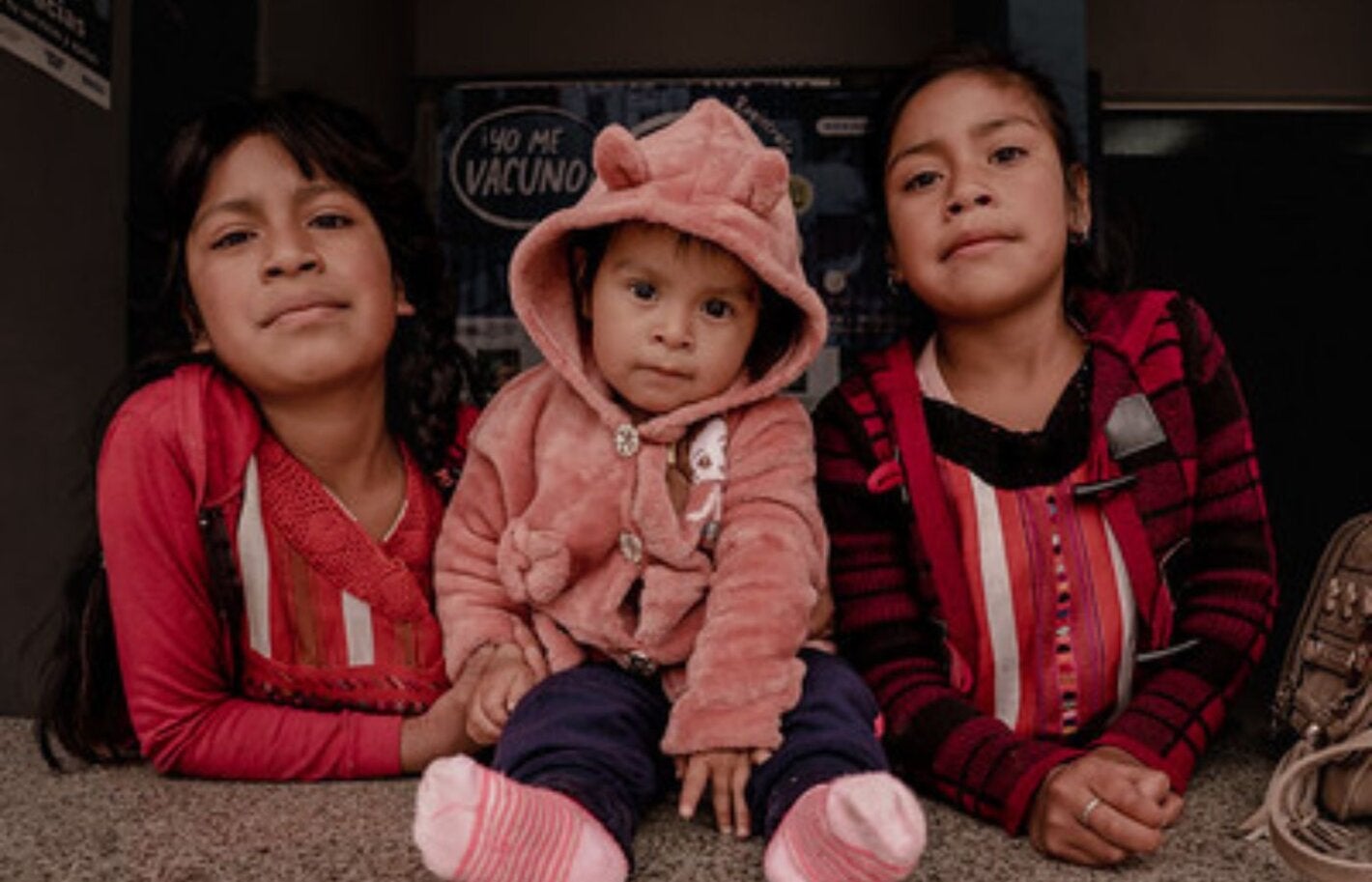 niños sentados 