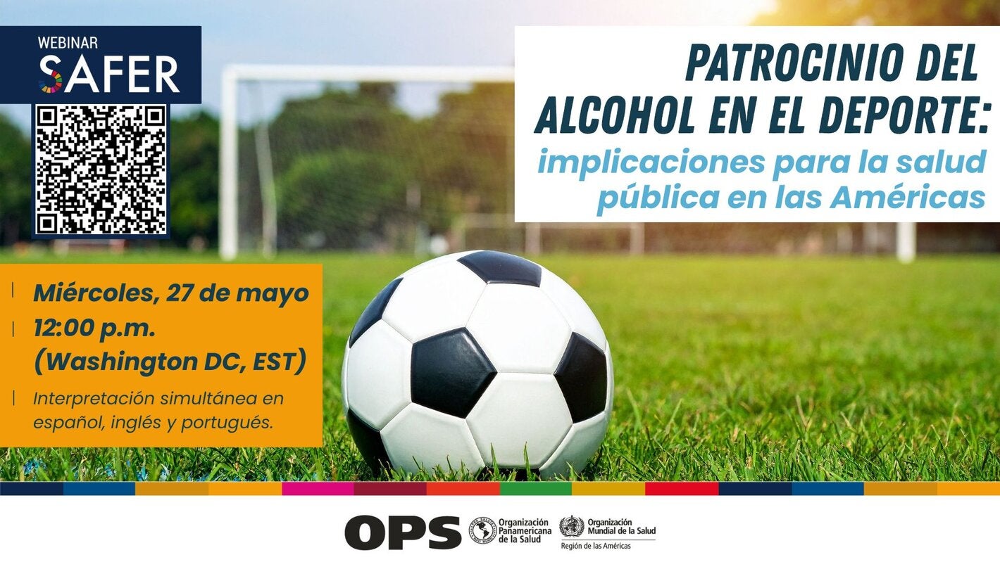 pelota de fútbol en la cancha