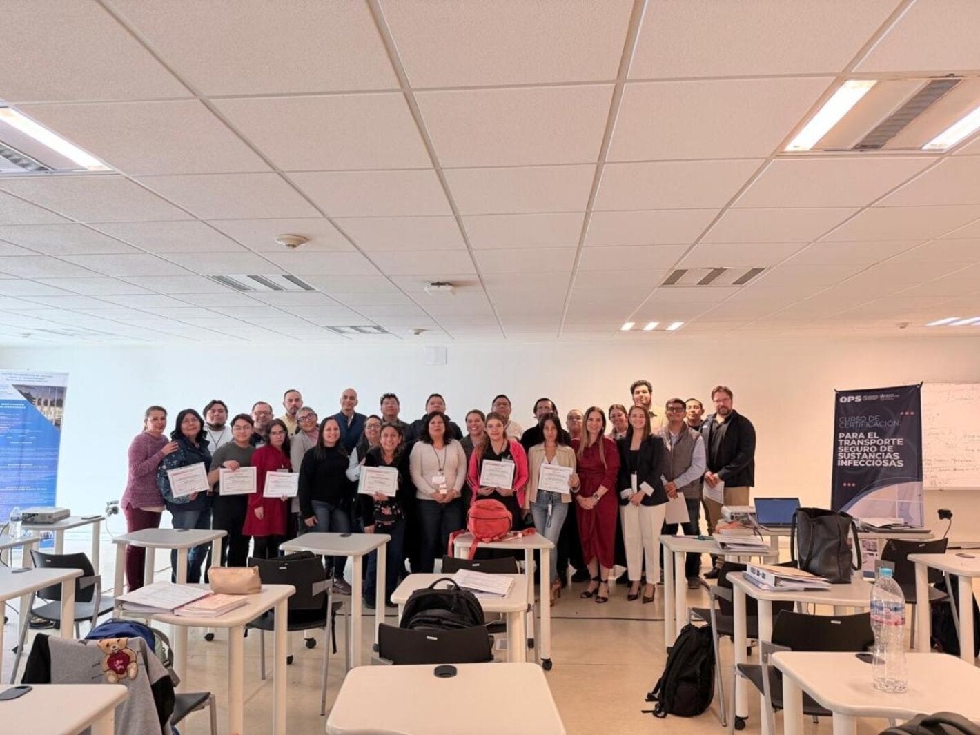 Participantes del Curso para la Certificación en Expedición de Sustancias Infecciosas 