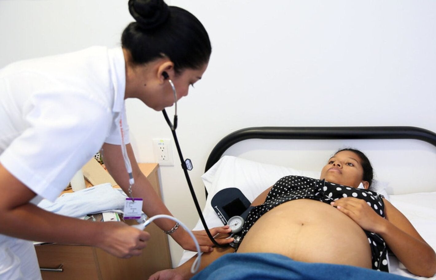 mujer embarazada tomando la presión