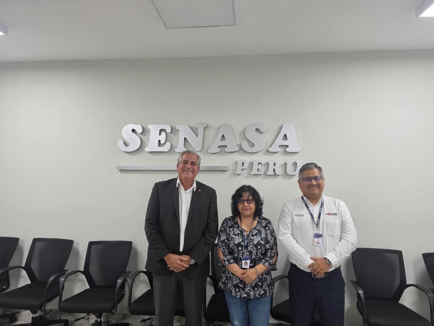 autoridades del SENASA Perú junto con técnico de PANAFTOSA