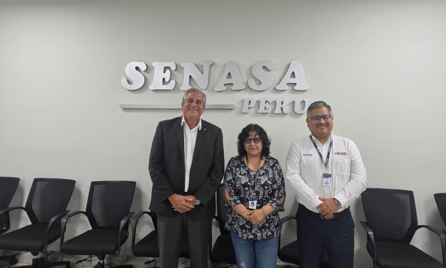 autoridades del SENASA Perú junto con técnico de PANAFTOSA