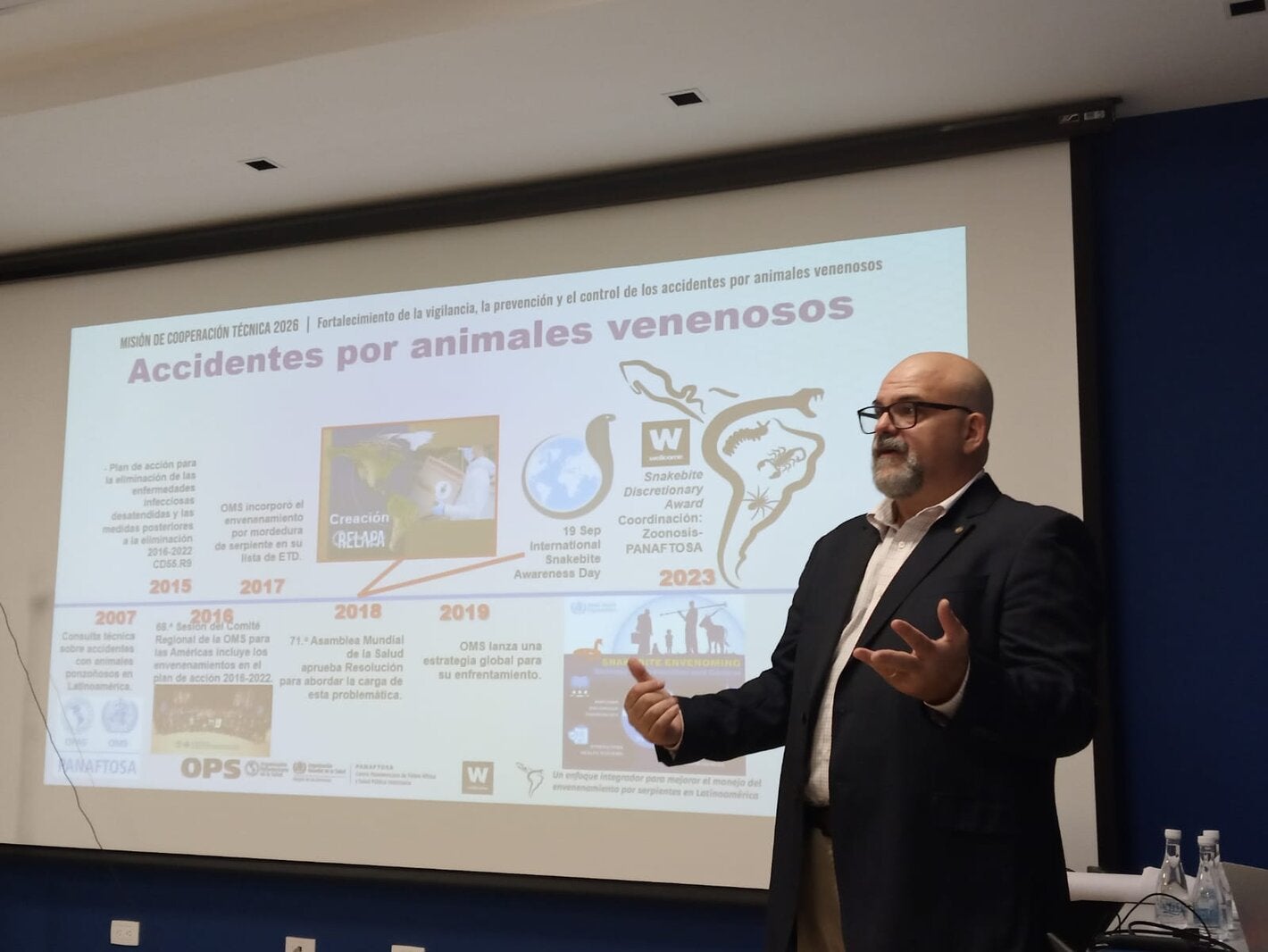 técnico de PANAFTOSA en capacitación sobre envenenamientos de animales venenosos en Venezuela
