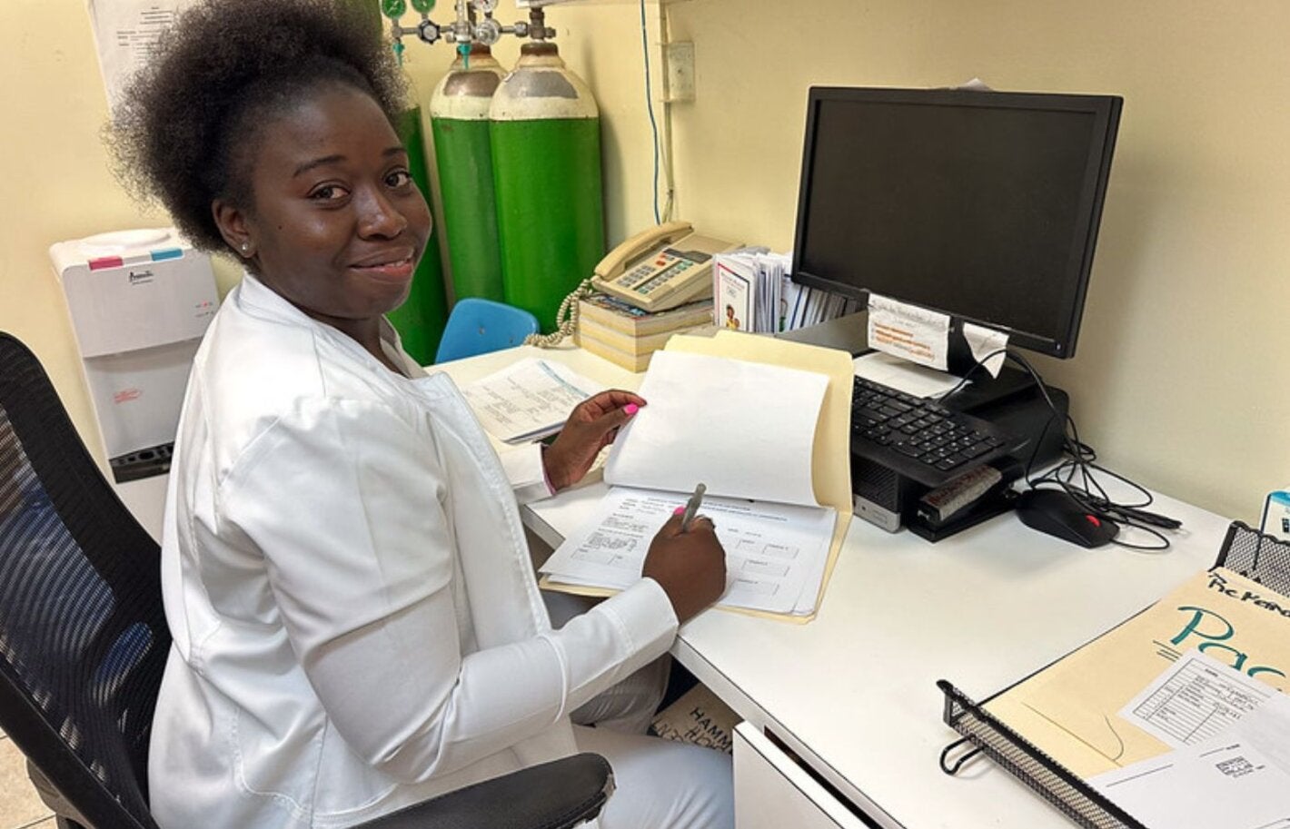 heatlh care worker in a health facility at the Bahamas