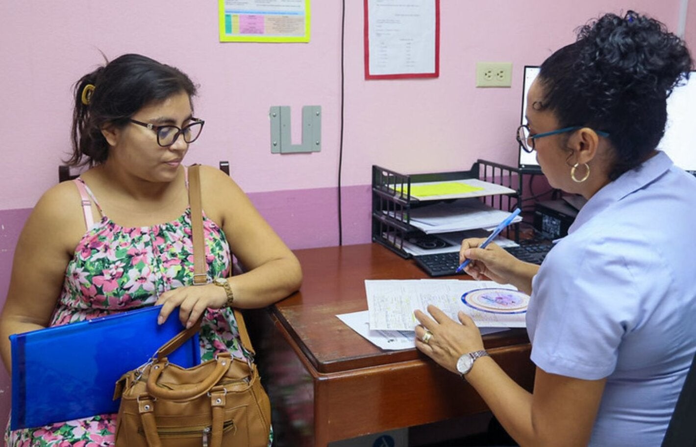 mujer en centro de salud belice