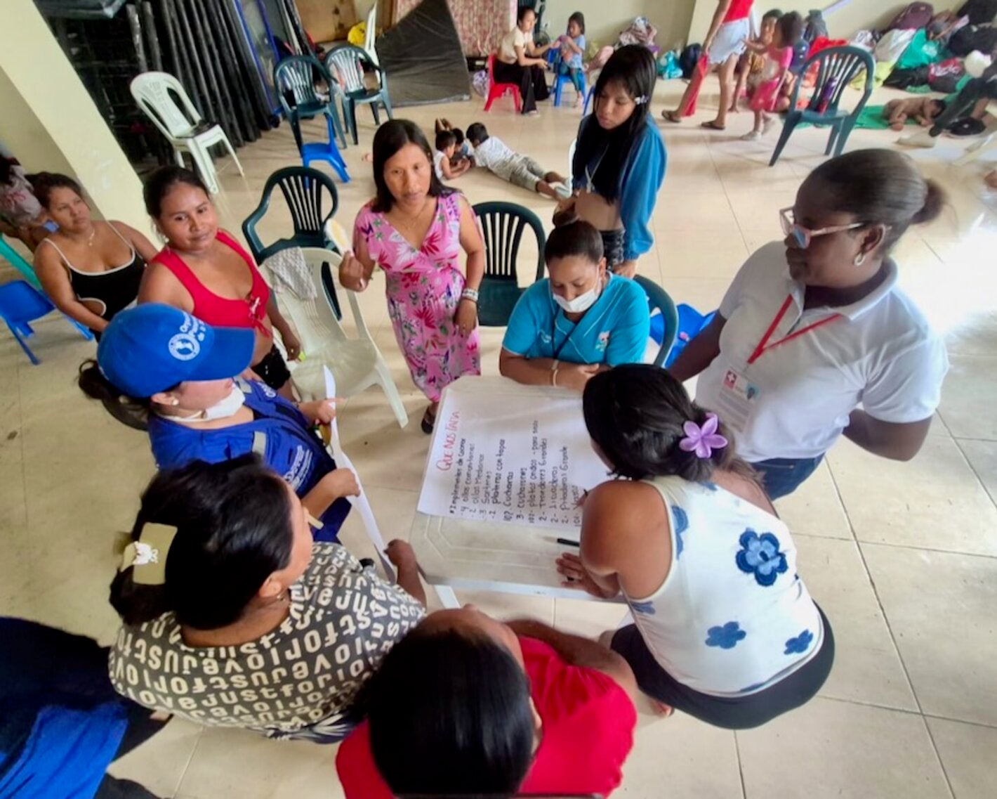 personas en actividad comunitaria