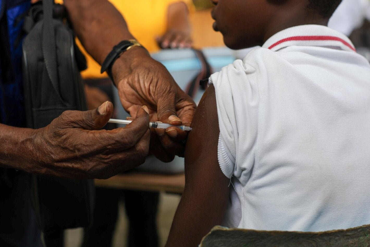 enfant prenant un vaccin