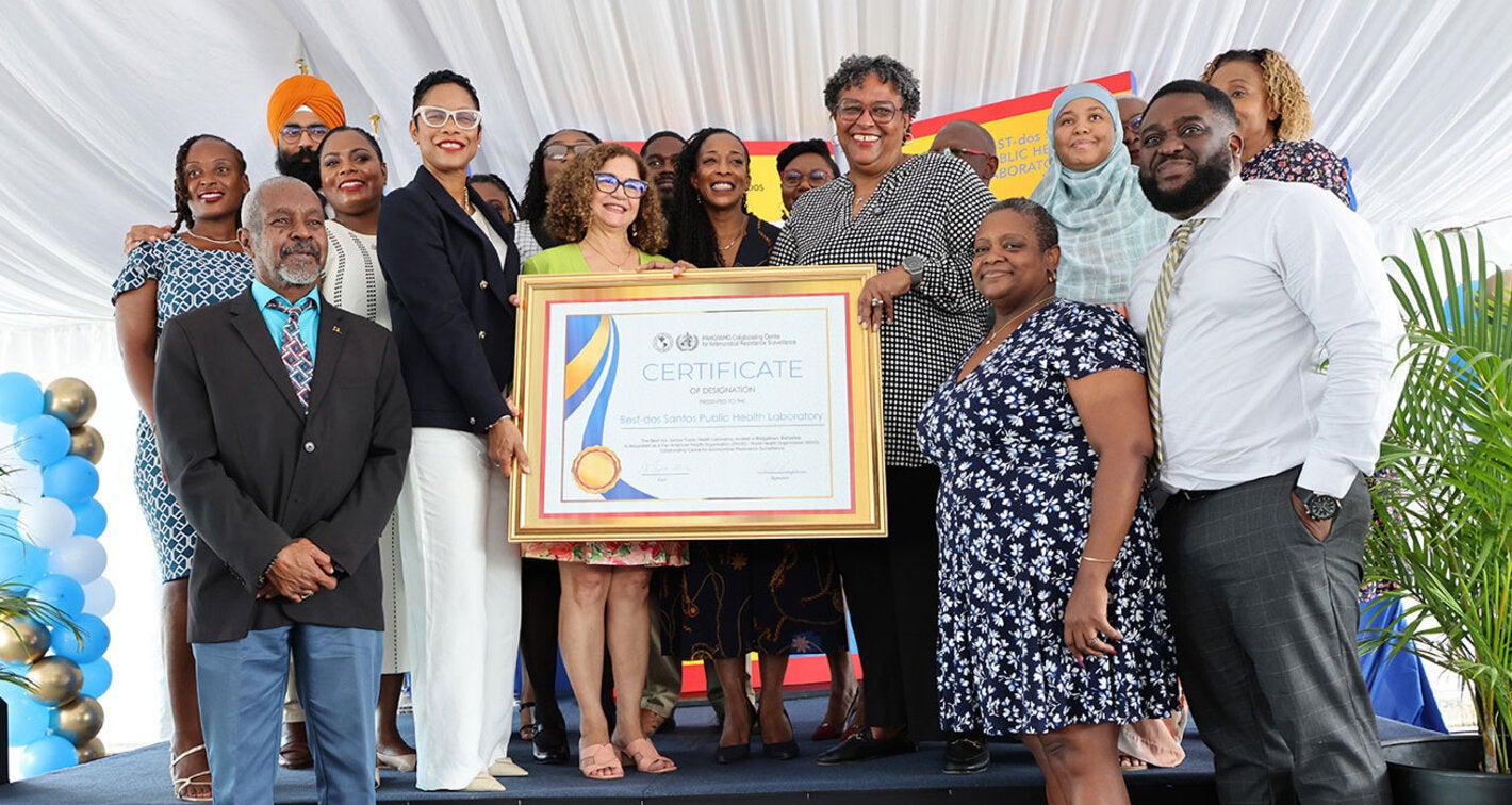 Foto de grupo de la ceremonia en el laboratorio Best-dos Santos de Barbados: designación como Centro Colaborador de la OPS/OMS.
