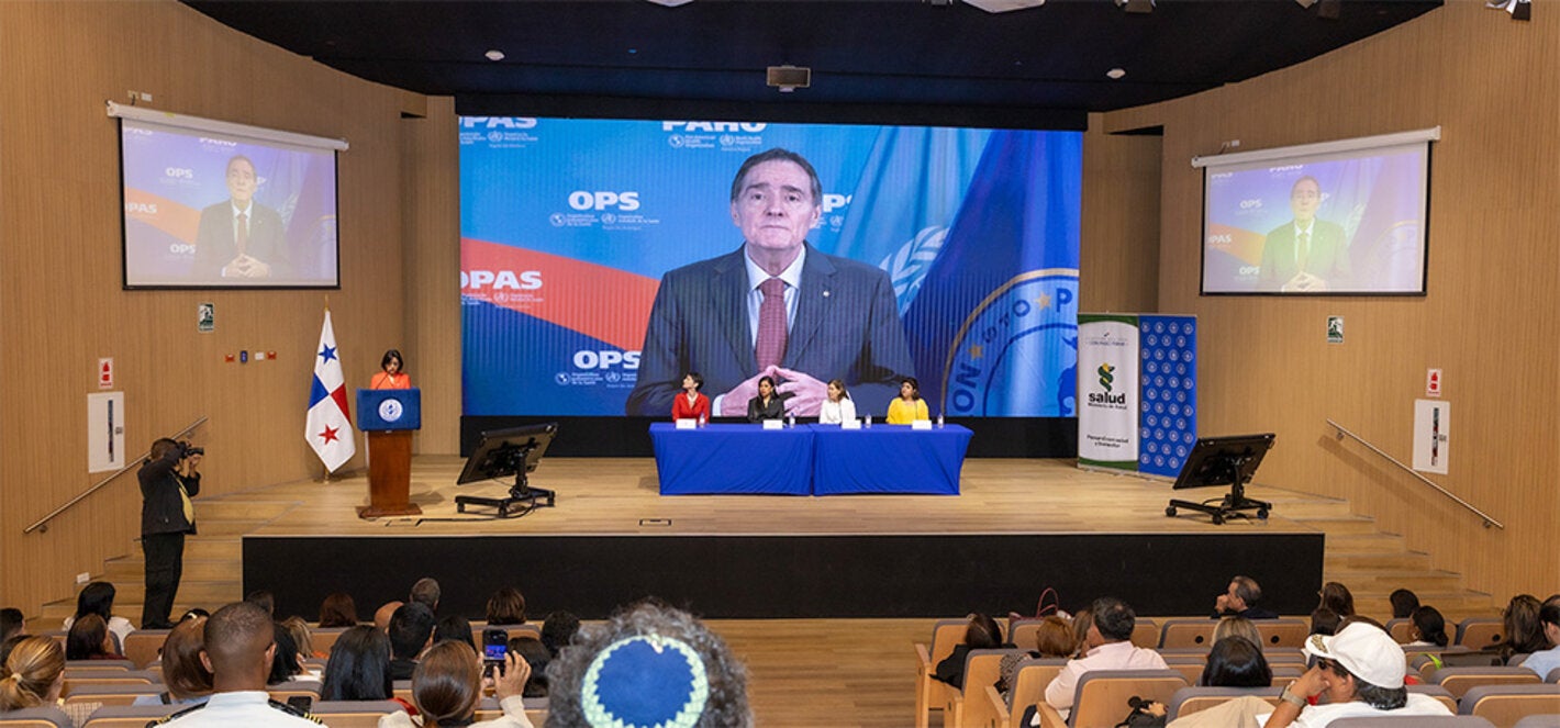Fotografía dentro del auditorio donde se conmemora el Día Mundial del Donante de Sangre, registrada durante la presentación del video mensaje del directo de la OPS, Dr. Jarbas Barnosa.