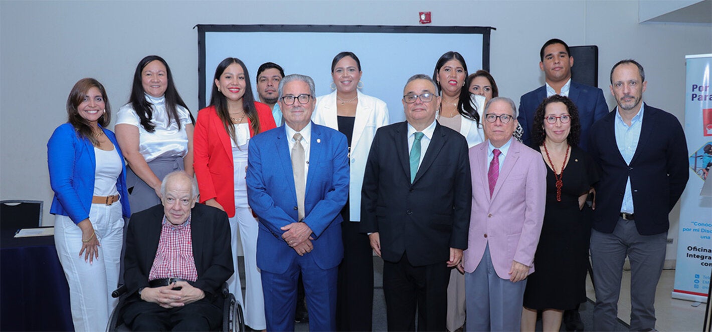 Fotografía grupal de participantes en la Jornada de sensibilización 2026 sobre discapacidad