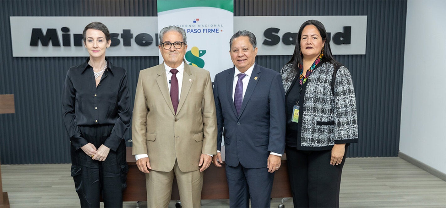 Fotografía grupal de las autoridades presentes en el lanzamiento del proyecto Transformación de los datos de REGES en tableros para la toma de decisiones