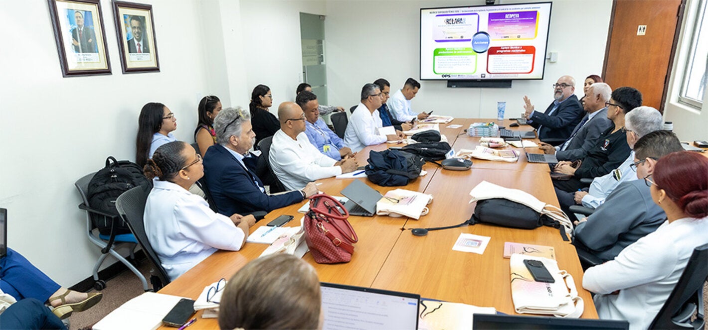 Fotografía de los participantes en la mesa de trabajo durante la Misión de Cooperación técnica para el fortalecimiento de la vigilancia, la prevención y el control de los accidentes por animales venenosos en Panamá.