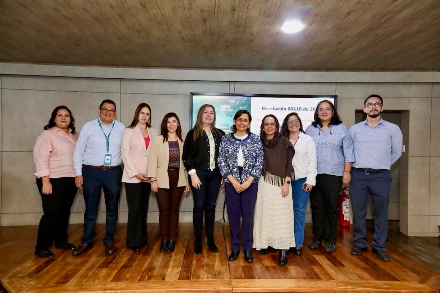 grupo de personas posando