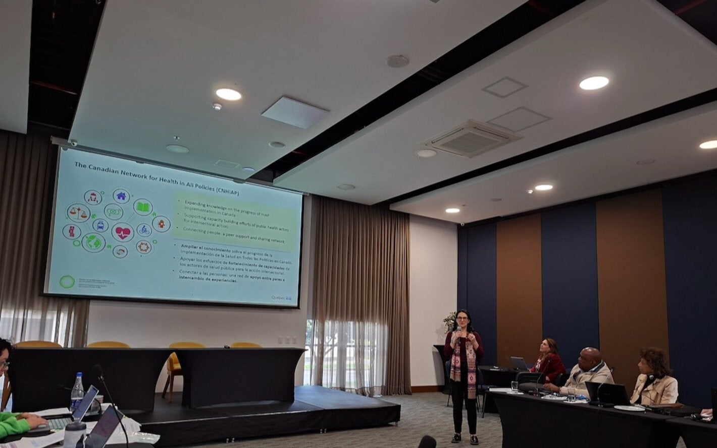 persona exponiendo en evento
