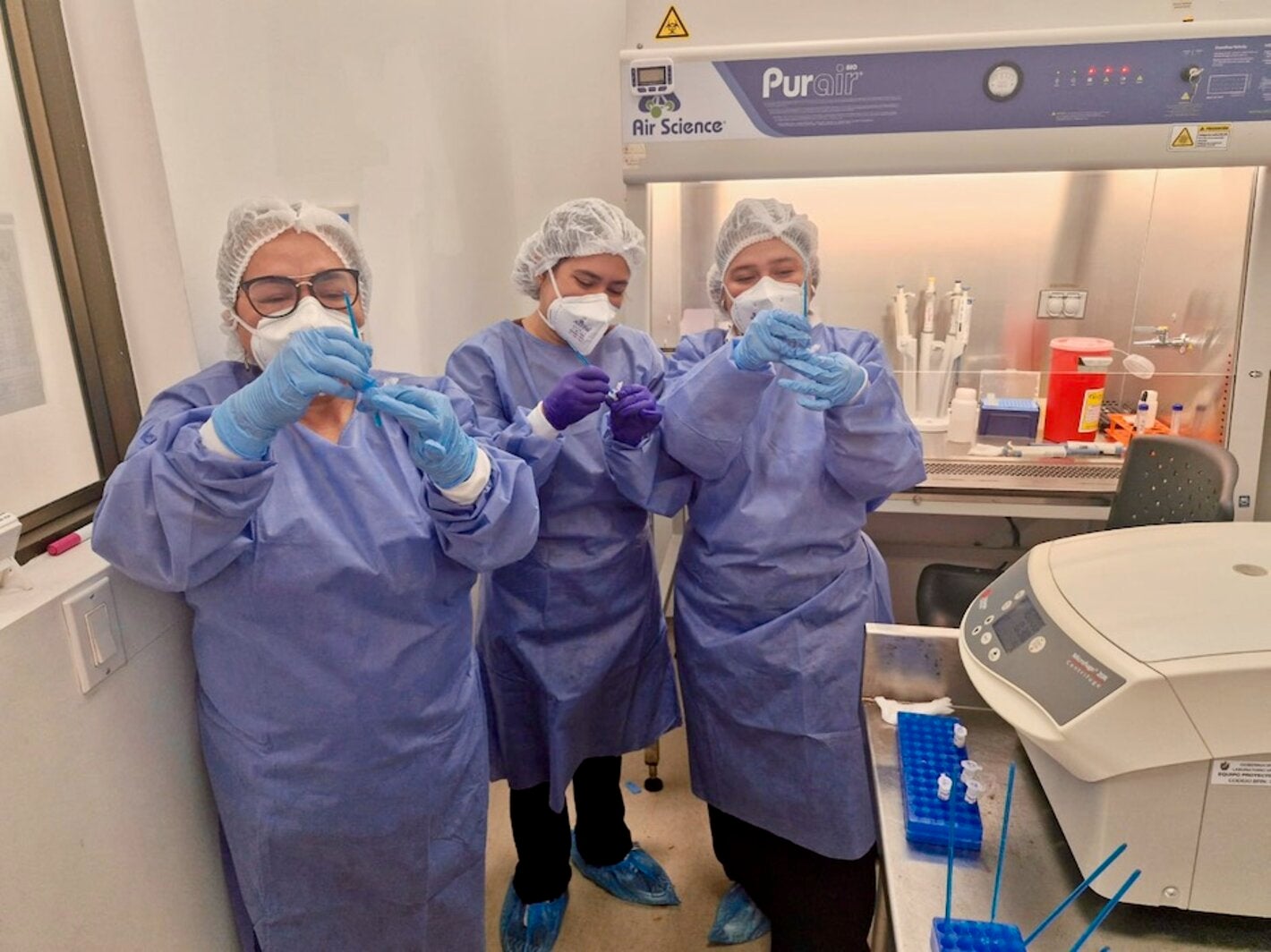 personas en un laboratorio