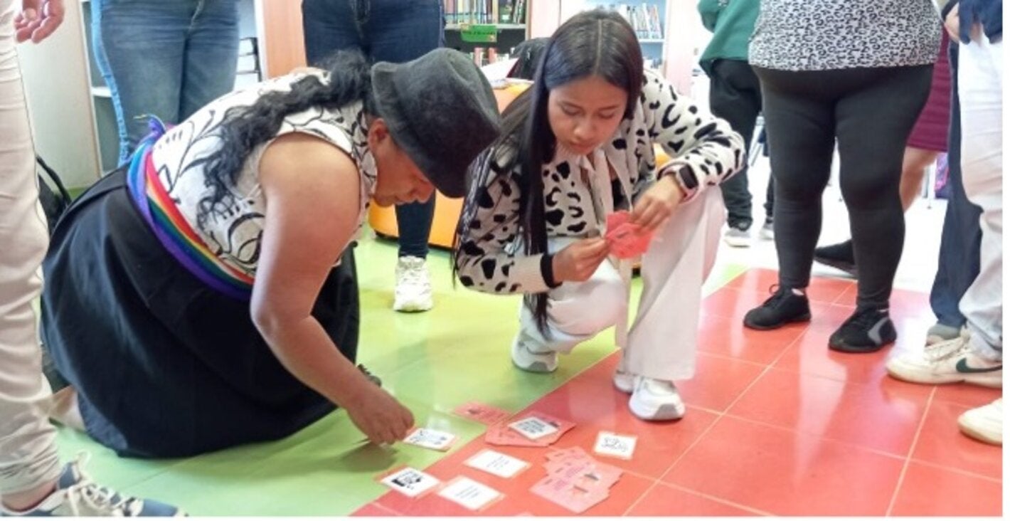Personas de comunidad indígena participan de taller comunitario"