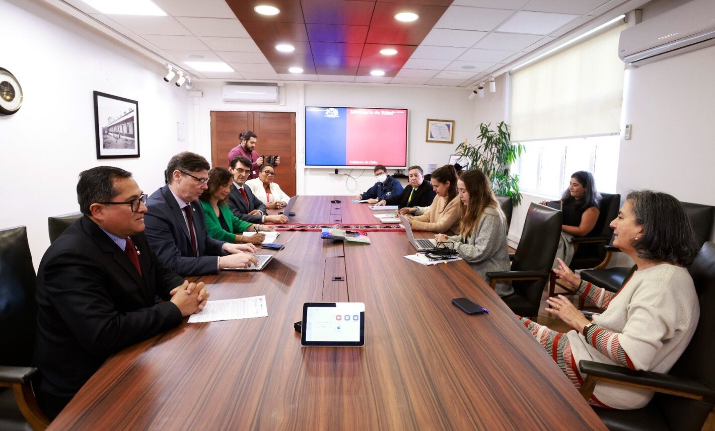 Durante tres días, una misión interprogramática de la Organización Panamericana de la Salud (OPS) desarrolló una agenda de trabajo en Chile que incluyó reuniones con autoridades del sector y visitas a establecimientos de salud, con foco en prioridades del sistema sanitario.