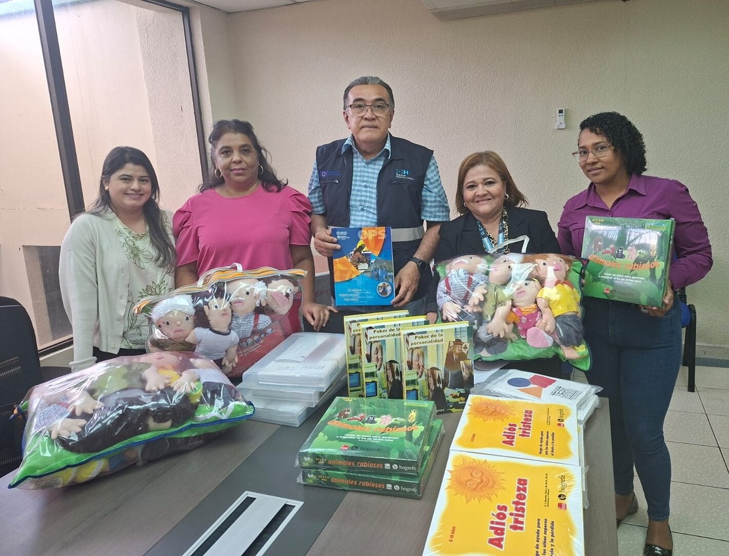 Autoridades de salud reciben materiales de salud mental