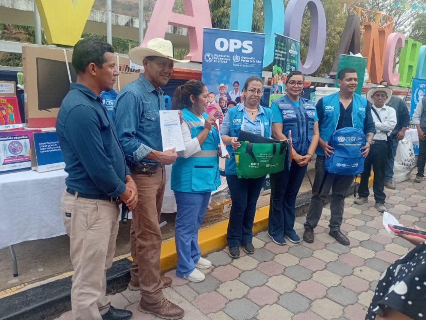 entrega de insumos a centro de salud de Vado Ancho