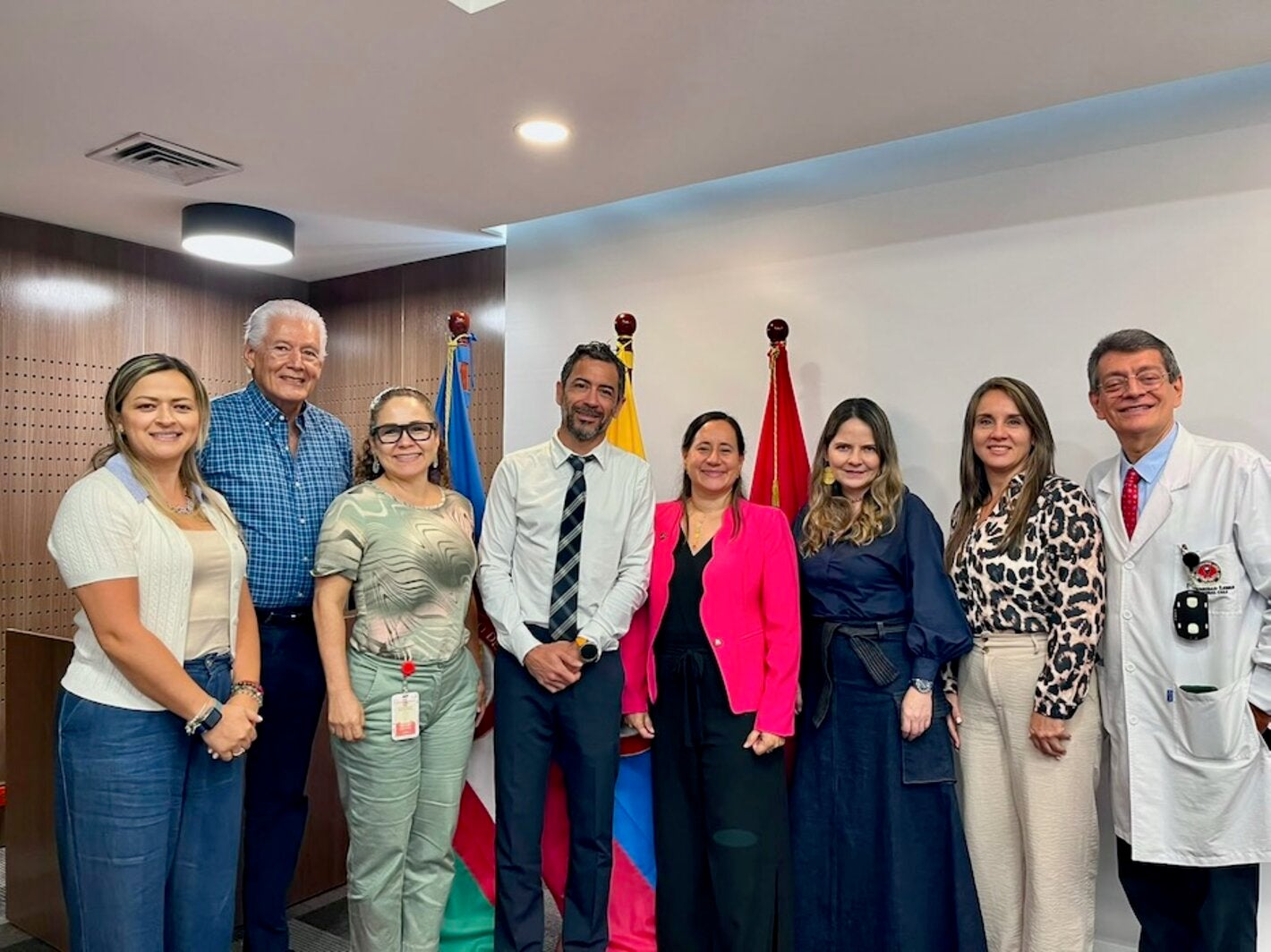 Personas en reunion frente a camara