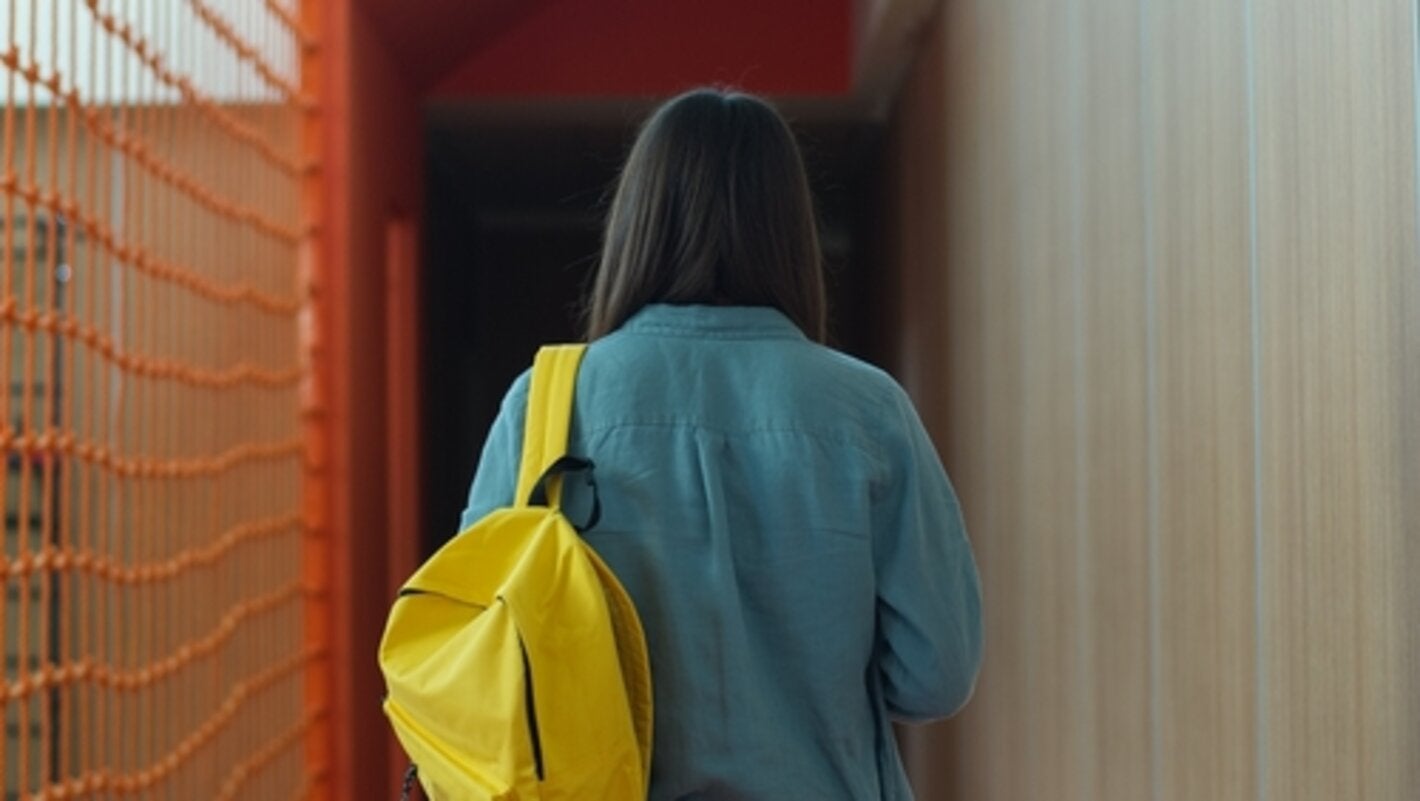 mujer caminando de espalda