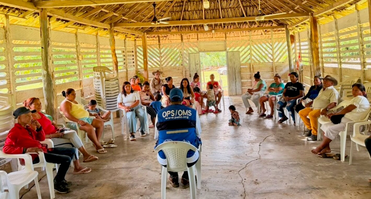 personas indigenas escuchando a personal de OPS