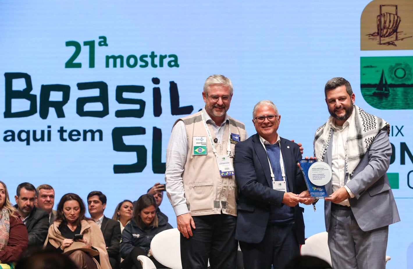 Autoridades seguram o troféu que as experiências selecionadas e suas equipes recebem