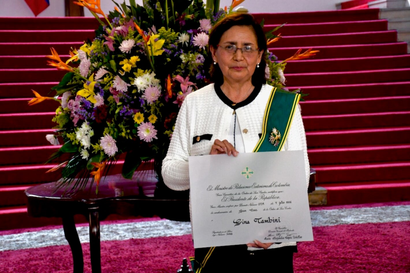 persona sosteniendo un diploma
