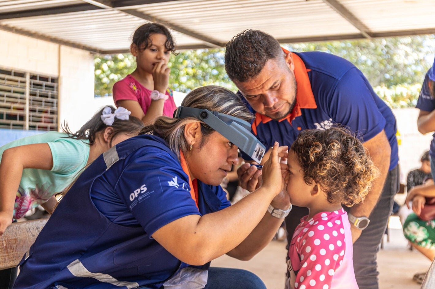 Niña está siendo examinada