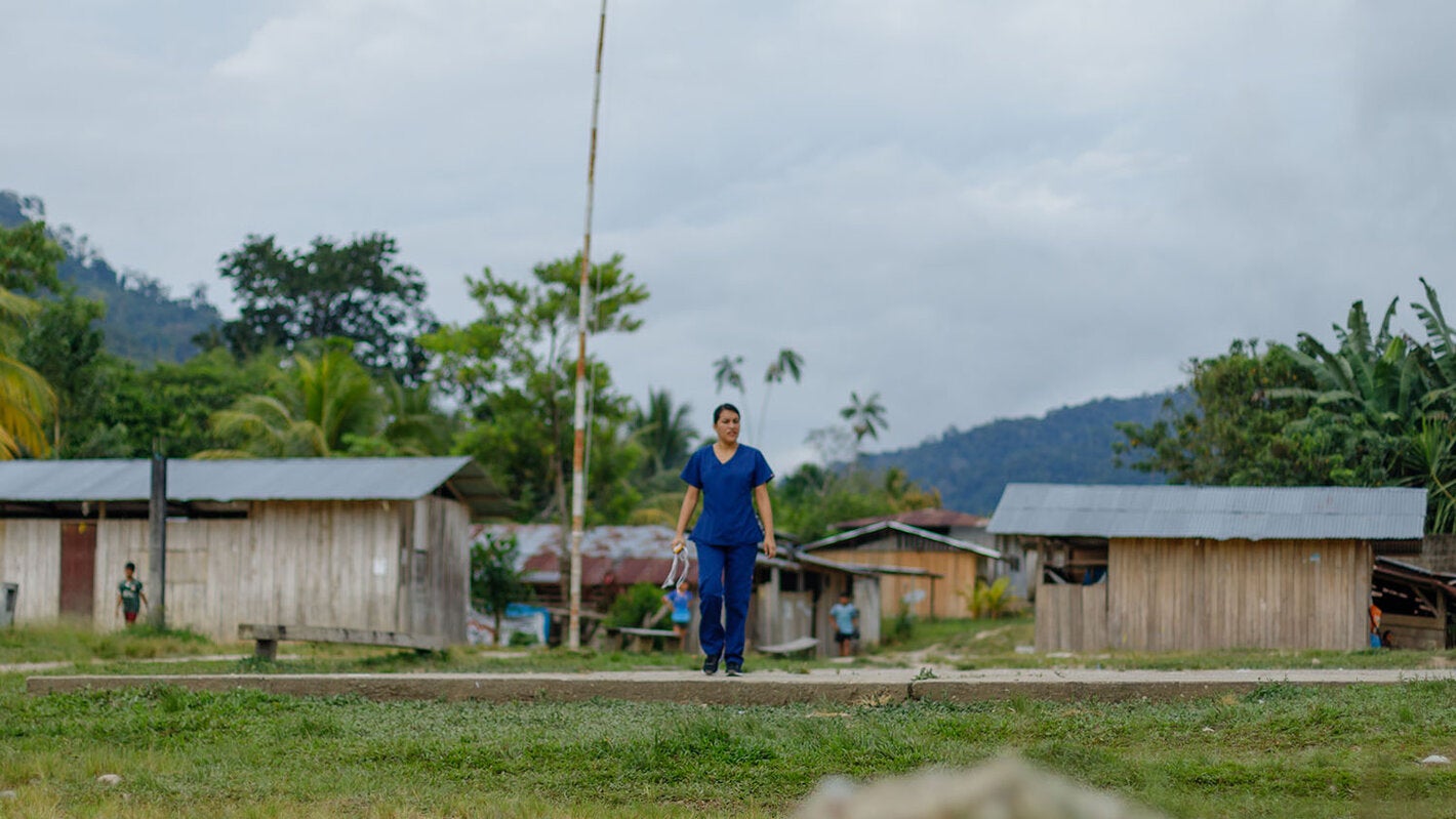 Doctora caminando por la Amazonía Peruana